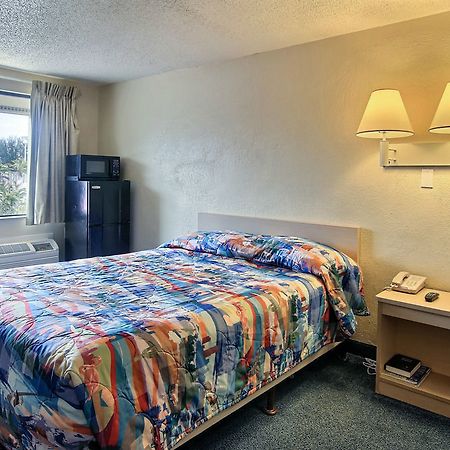 Motel 6 Palm Bay Exteriör bild